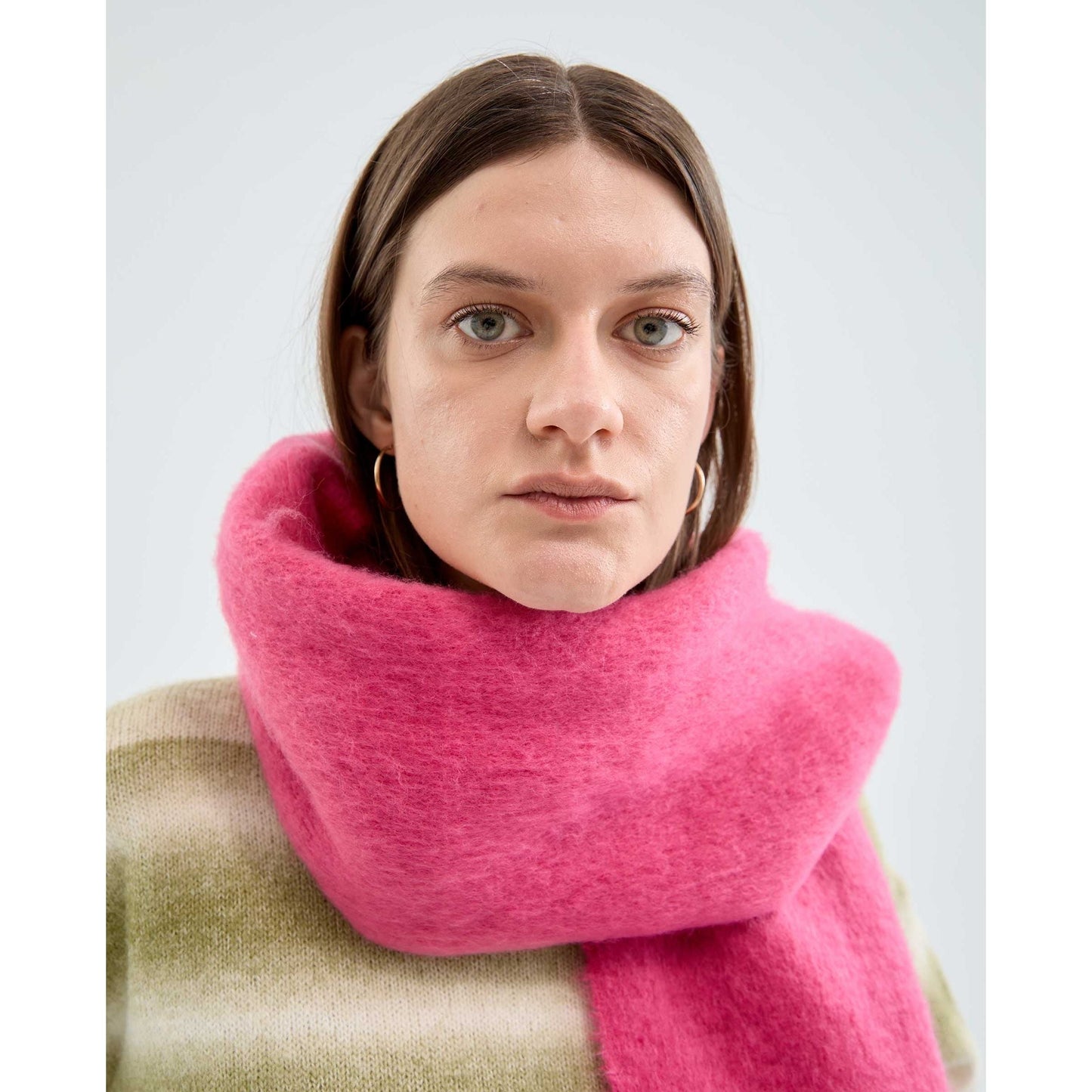 Compania Fantastica - Fuchsia knitted scarf with fringes