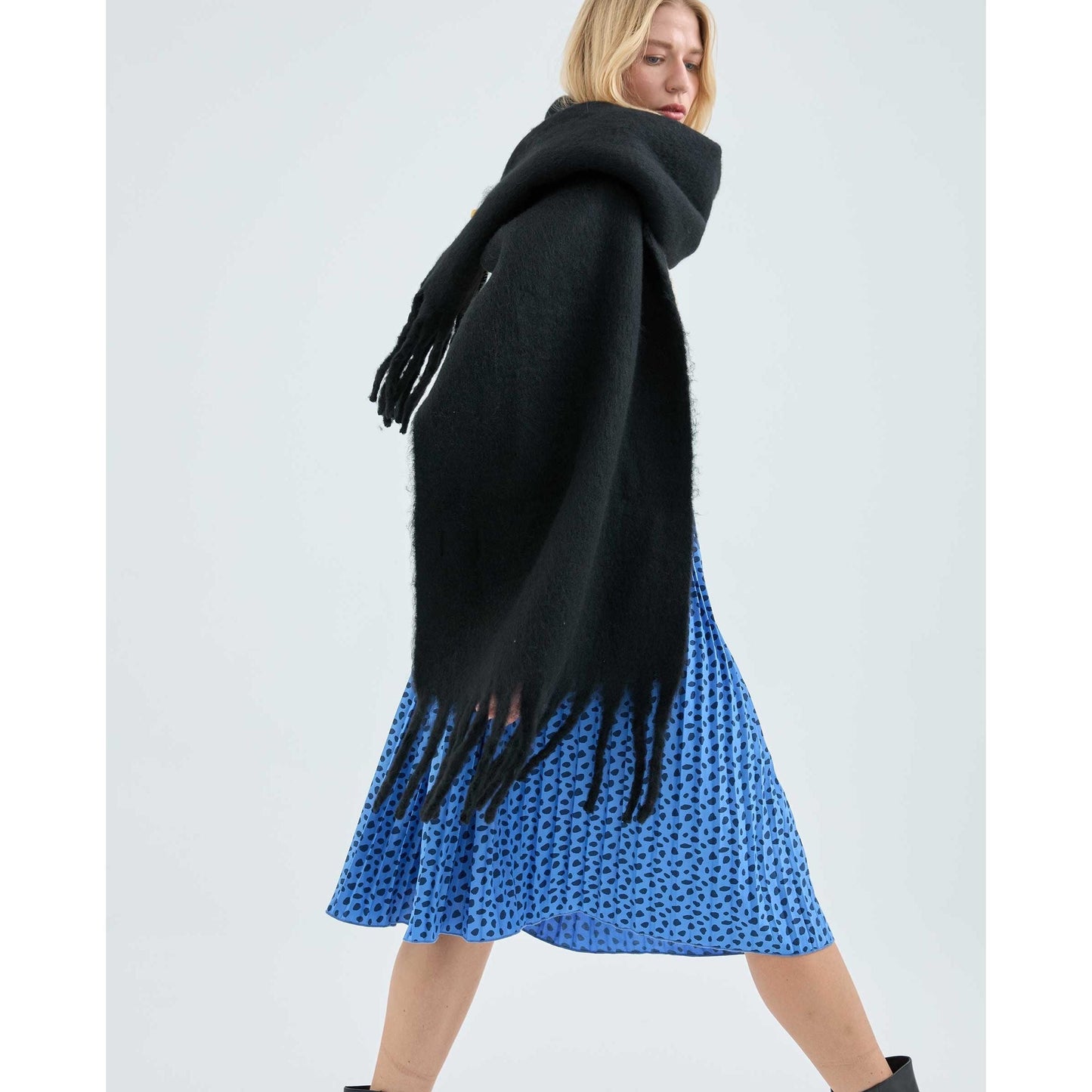 Compania Fantastica - Black knitted scarf with fringes
