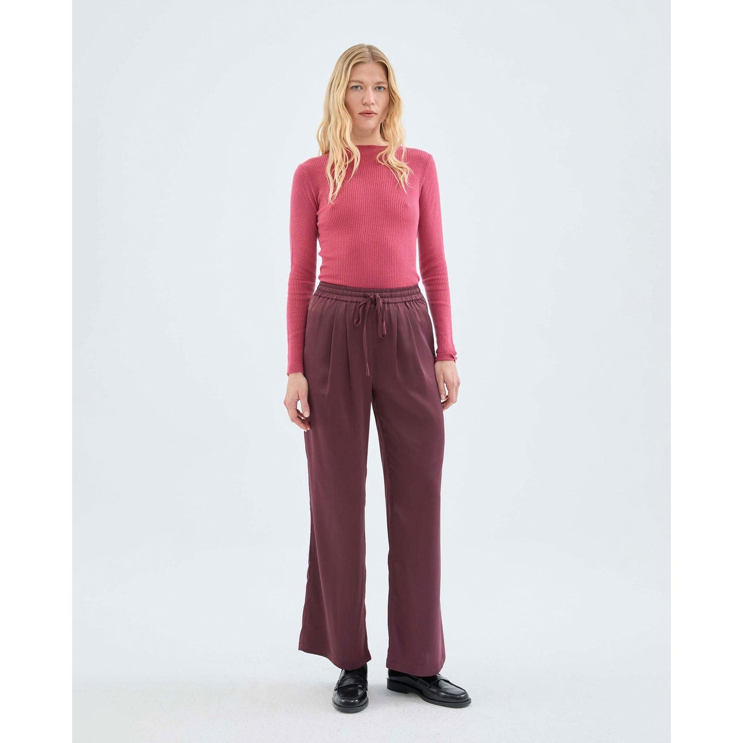 Compania Fantastica - Satin aubergine trousers with elastic waistband